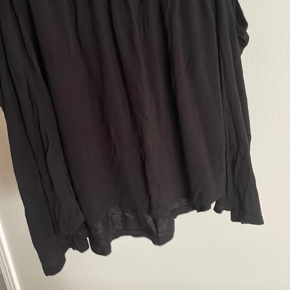 Flowy off the should black top - Picture 9 of 9